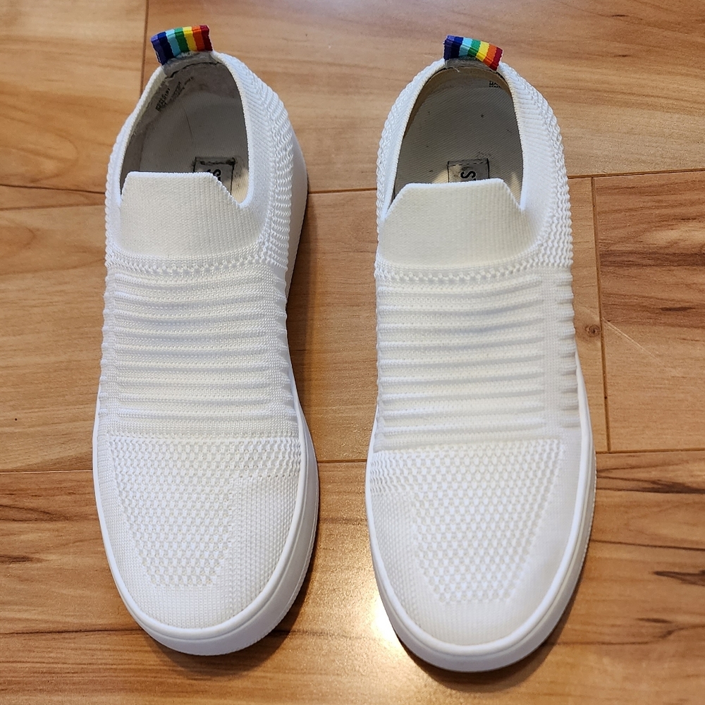 STEVE MADDEN SLIP-ON.       DUAL-SIZE ELASTIC.             SIZE 5.5 WHITE COLOR